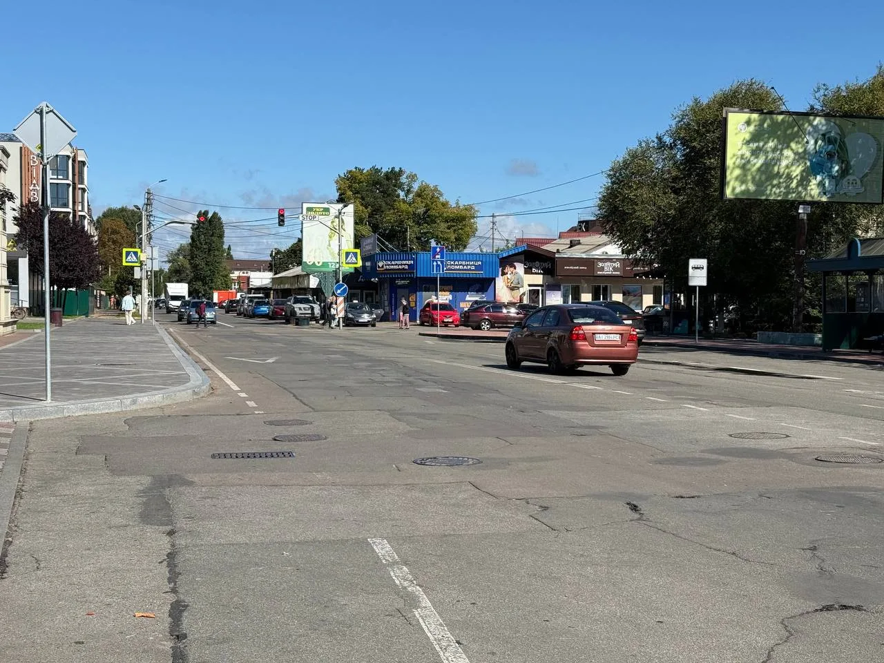 Вулиця Центральна в Ірпені з припаркованими автомобілями