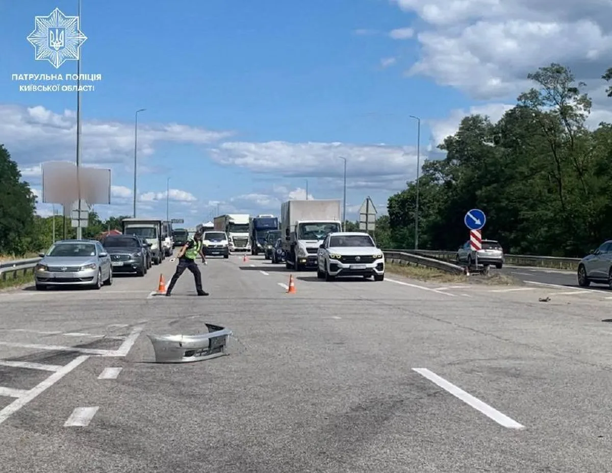 Поліцейський на місці дорожної аварії на шосе