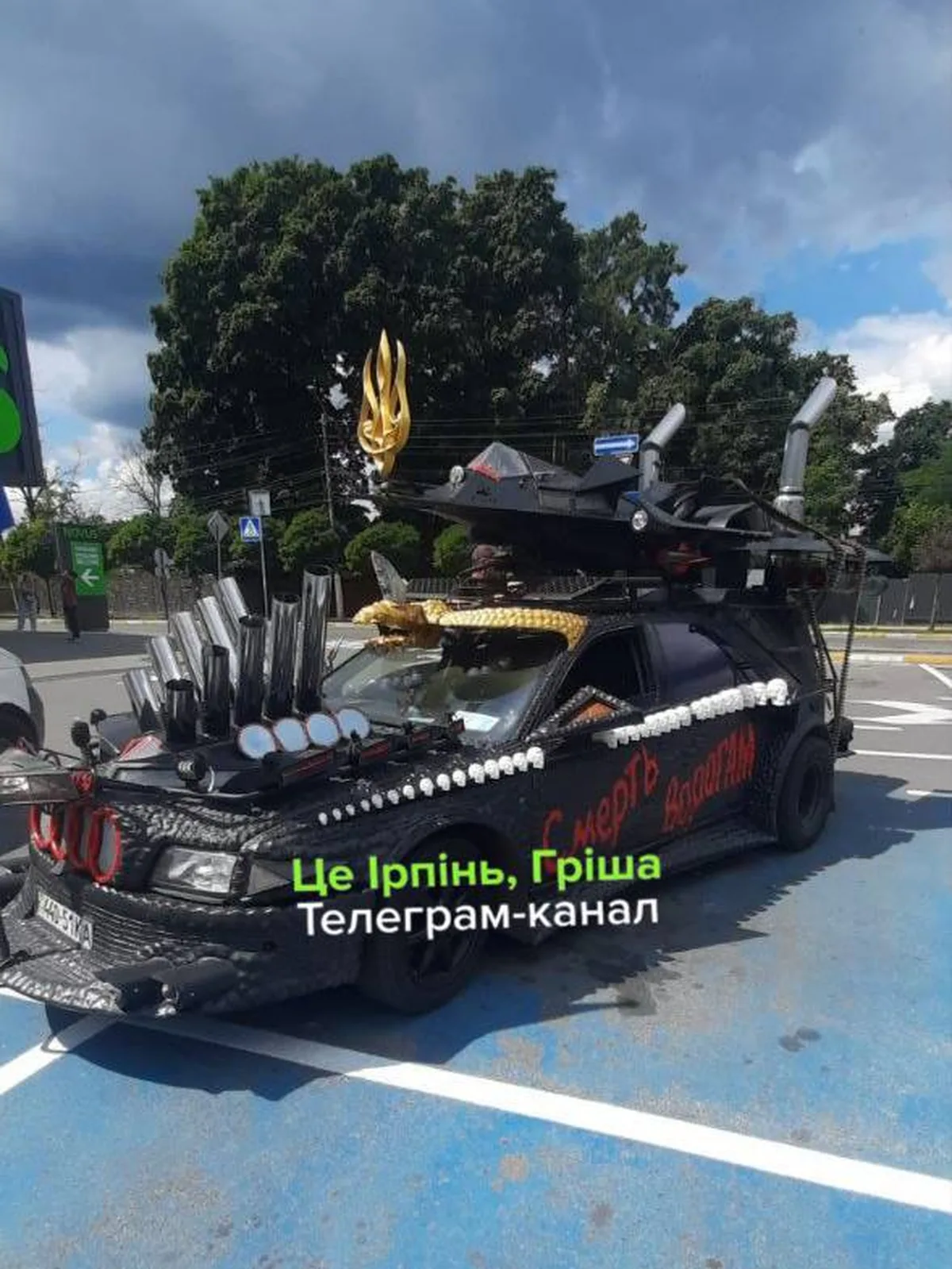 Автомобіль з символікою ЗСУ на вулиці Ірпеня
