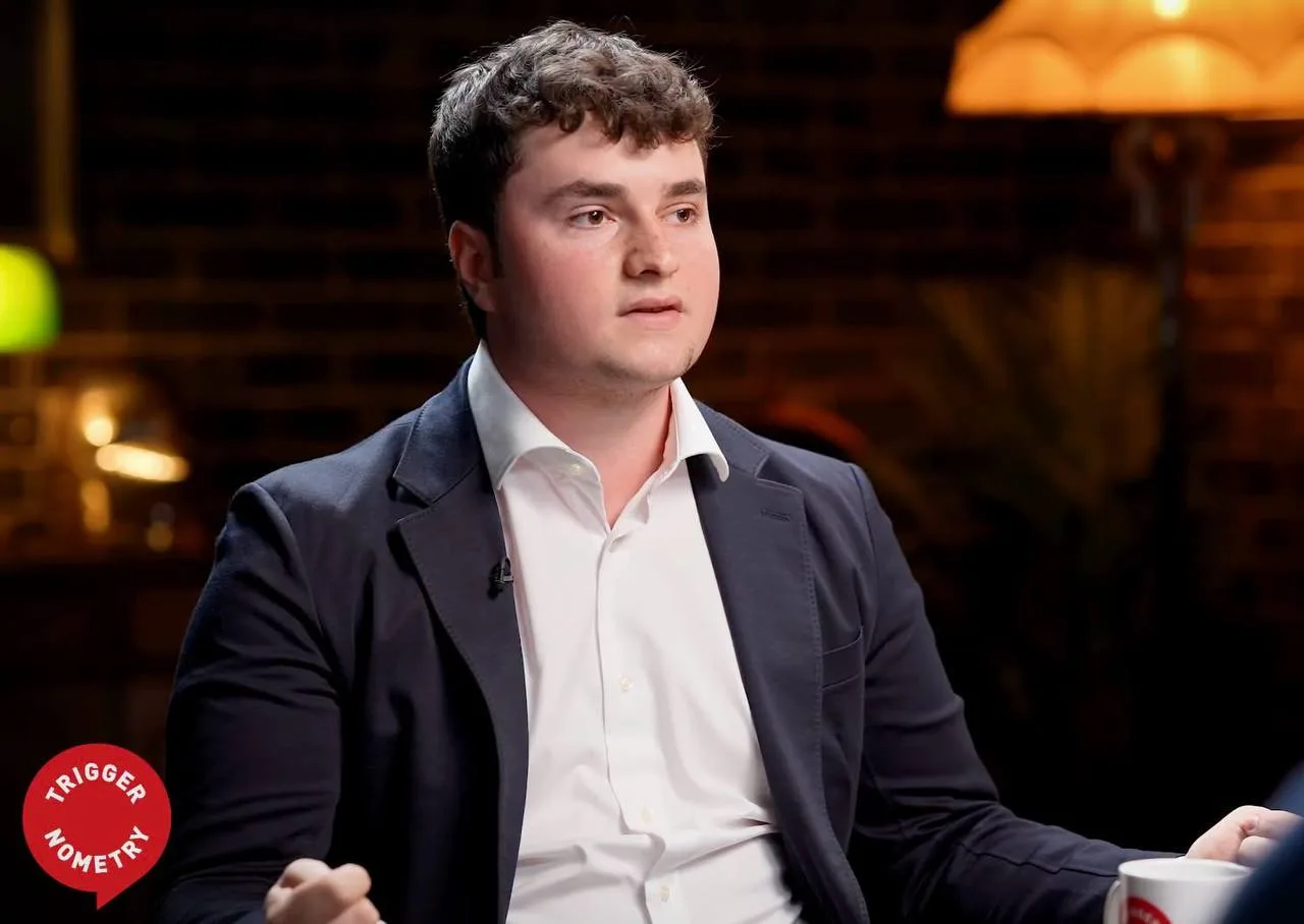 Молодий чоловік у темному піджаку на інтерв'ю