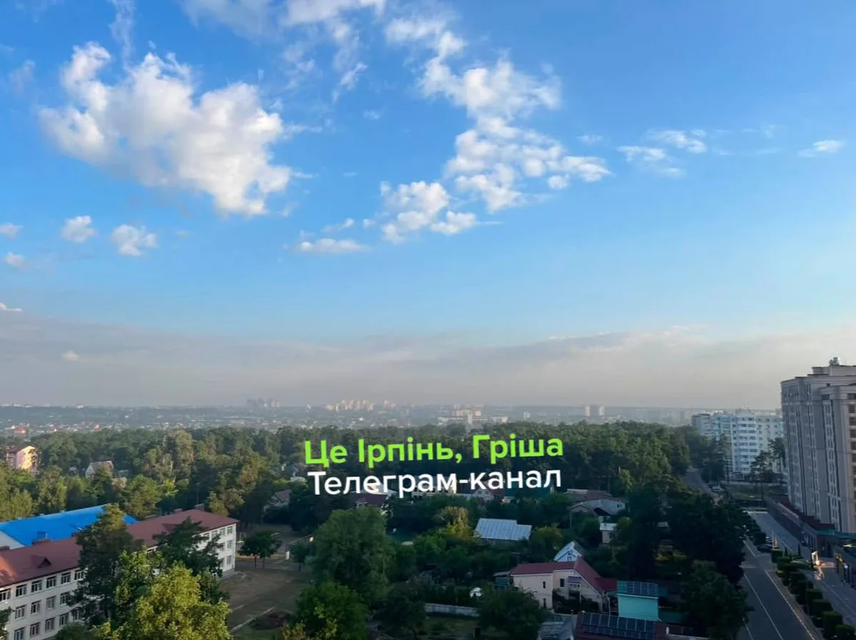 Панорамний вид міста з димкою в атмосфері