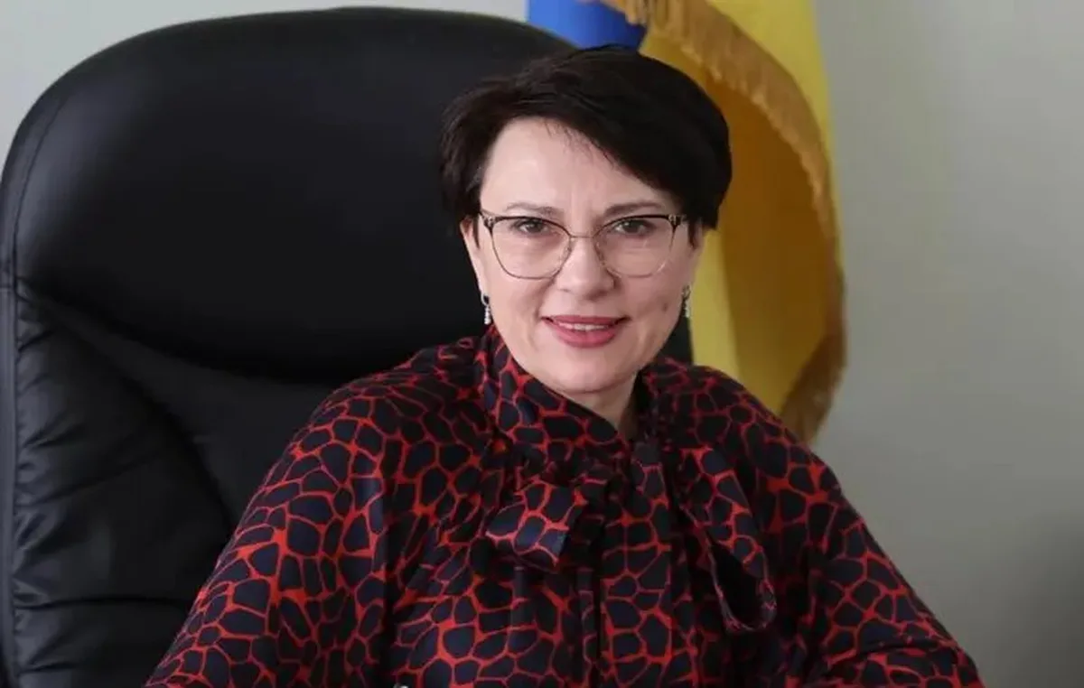 Жінка в окулярах та червоній сорочці в офісі