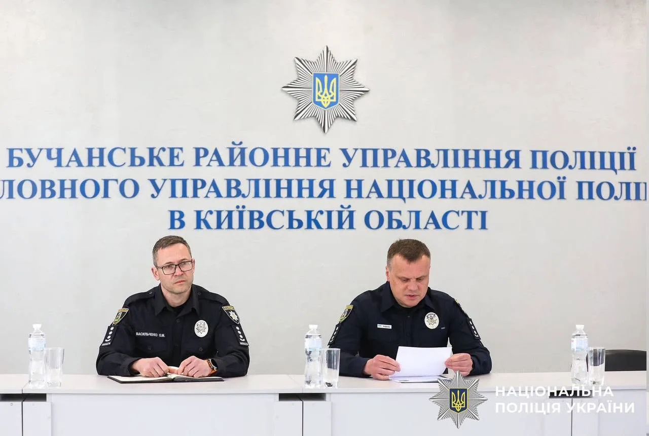 Два поліцейські офіцери за столом на прес-конференції