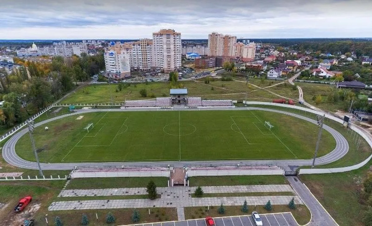 Стадіон з футбольним полем та біговою доріжкою, вид з висоти
