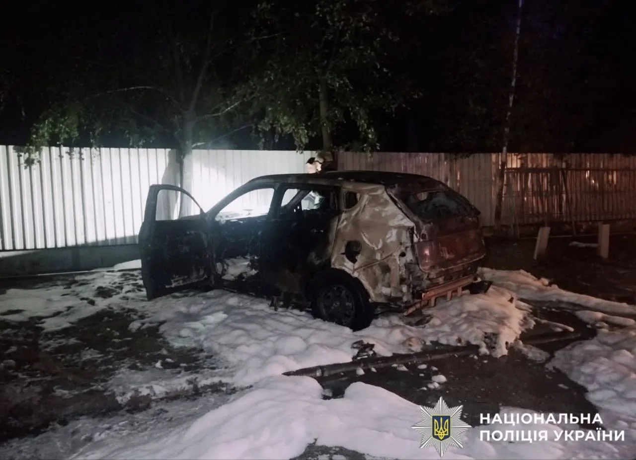 Спалений автомобіль на території приватного подвір'я вночі