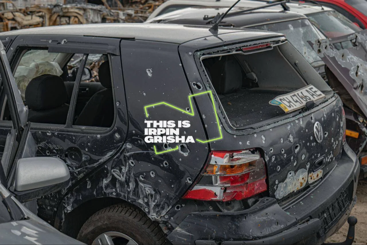Пошкоджений автомобіль з вибитими вікнами та дірами