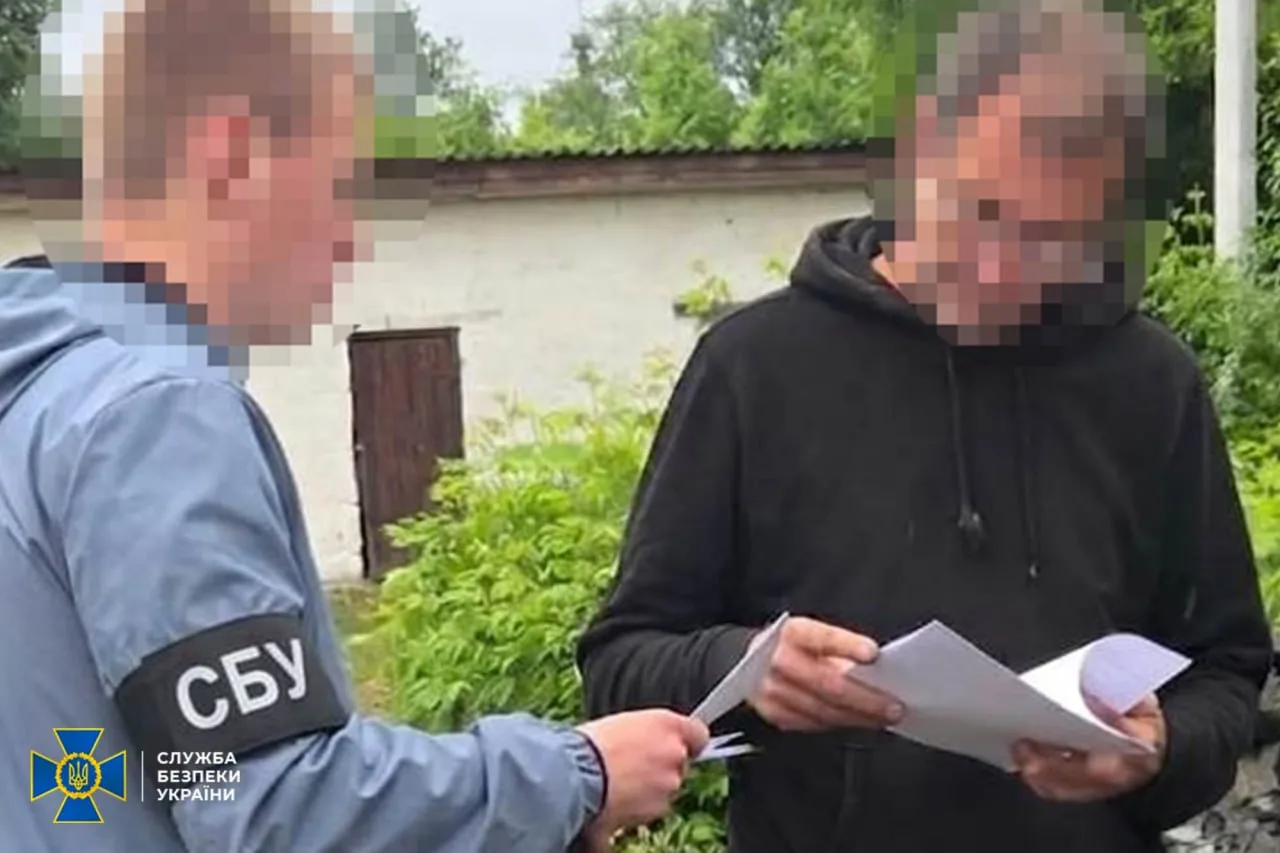 Співробітник СБУ передає документи чоловікові під час операції