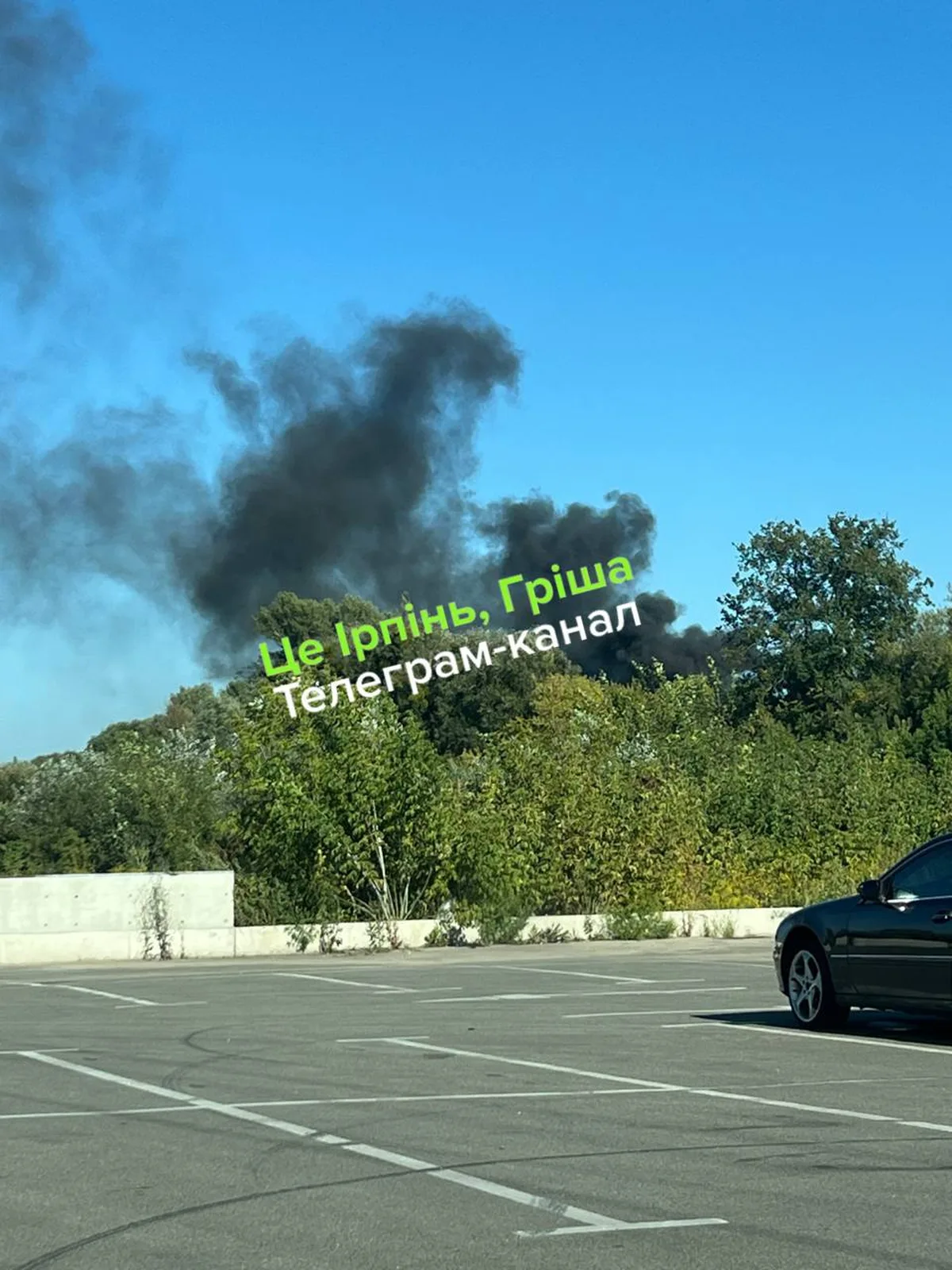 Дим над будівлею біля торгового центру в Ірпені