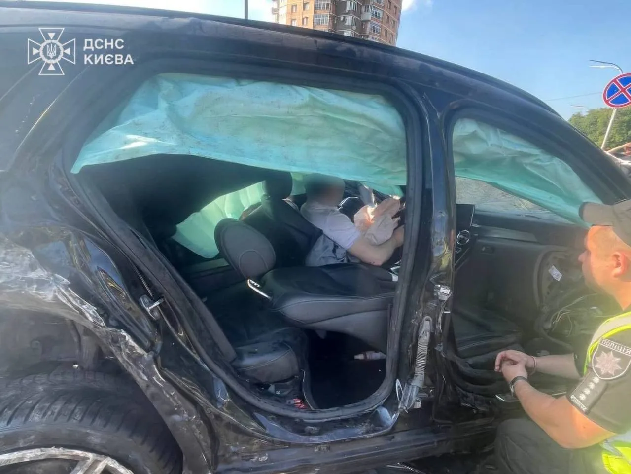 Рятувальники деблокують водія з пошкодженого автомобіля