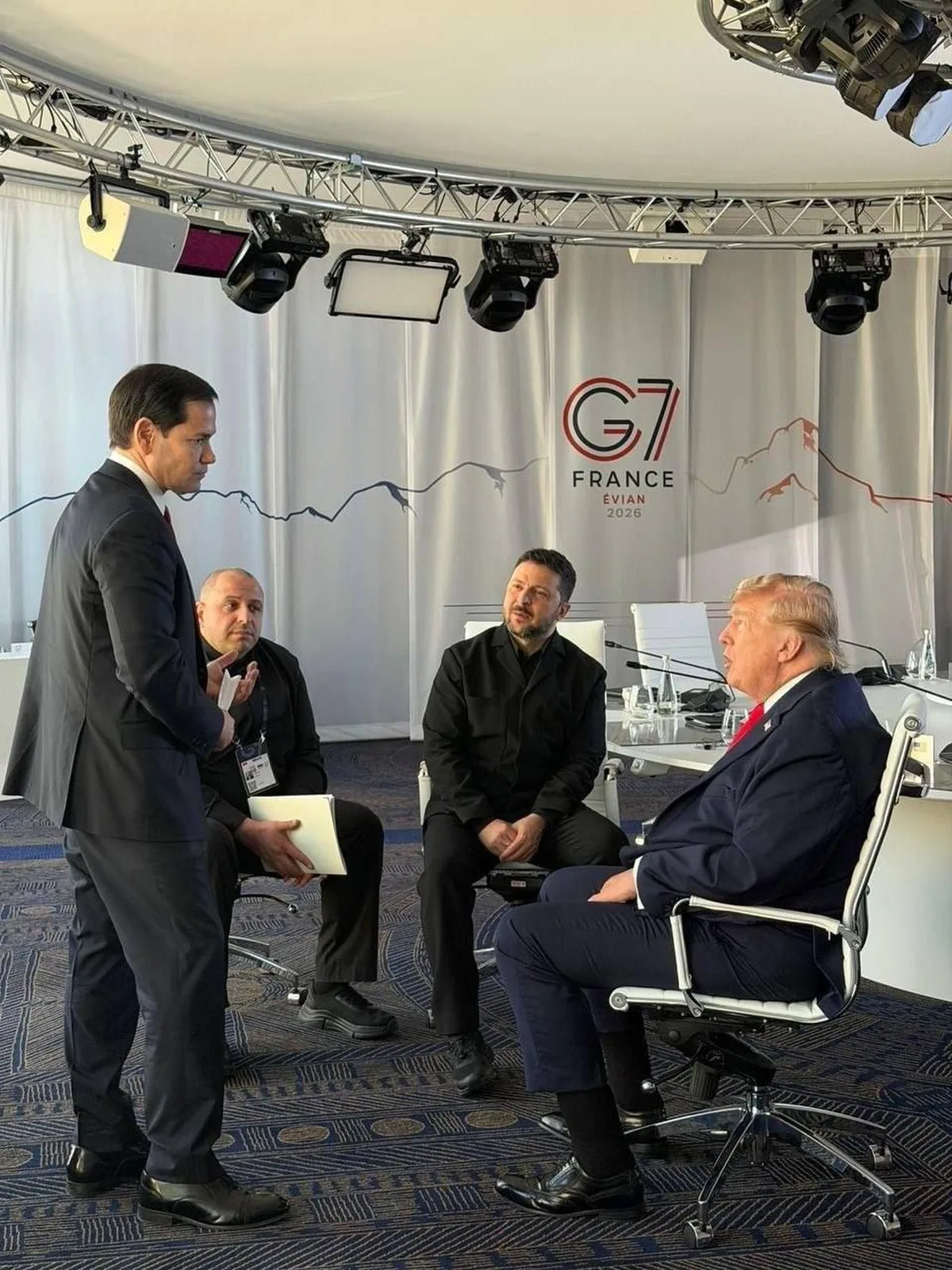 Чотири чоловіки на зустрічі під логотипом G7 France