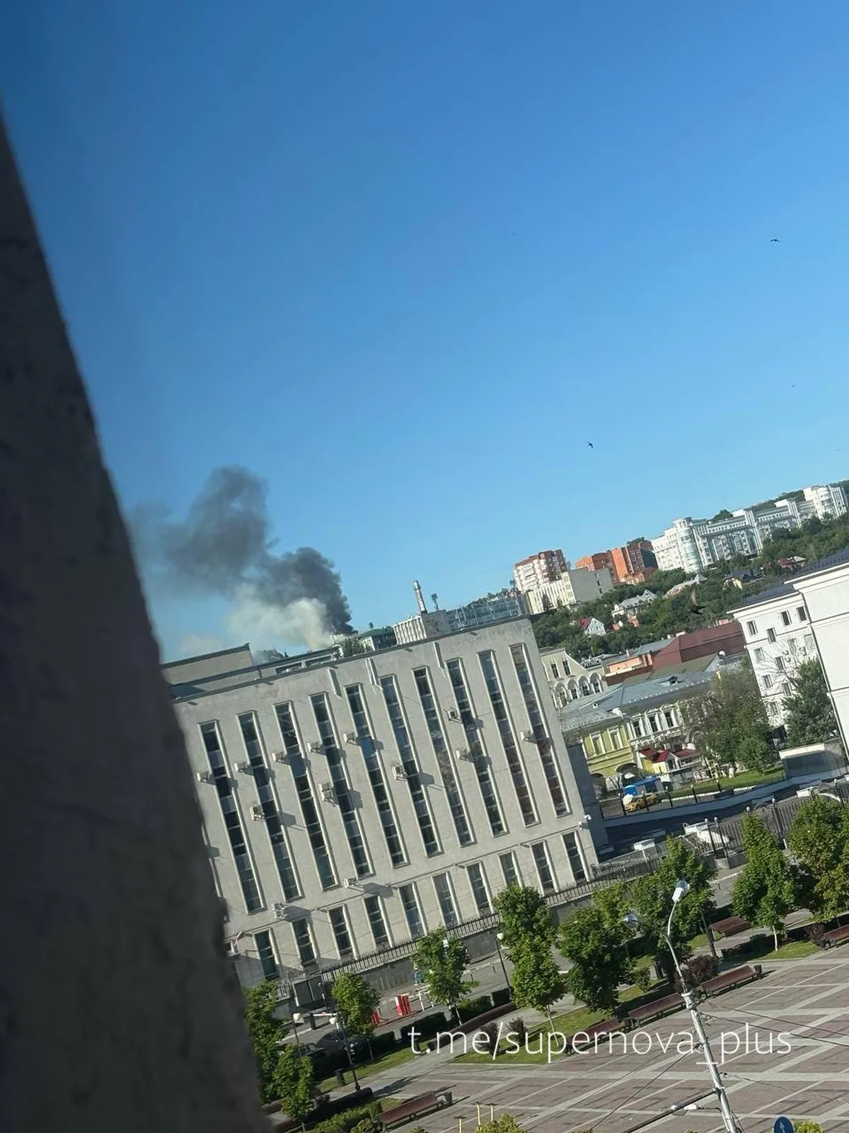 Дим над будівлями міста в ясний день