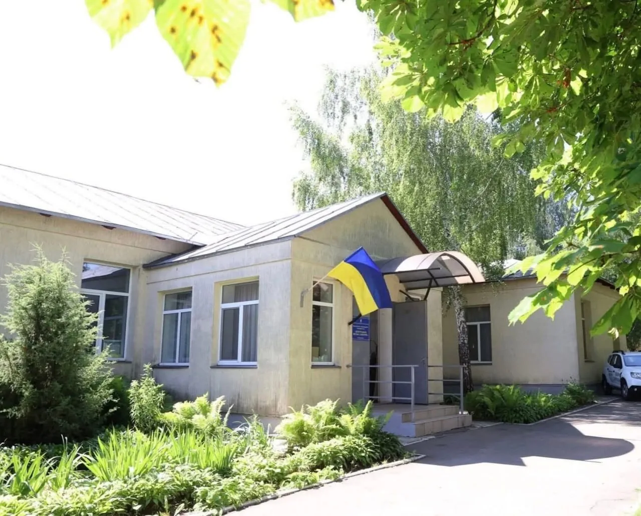 Будівля медичного закладу з українським прапором