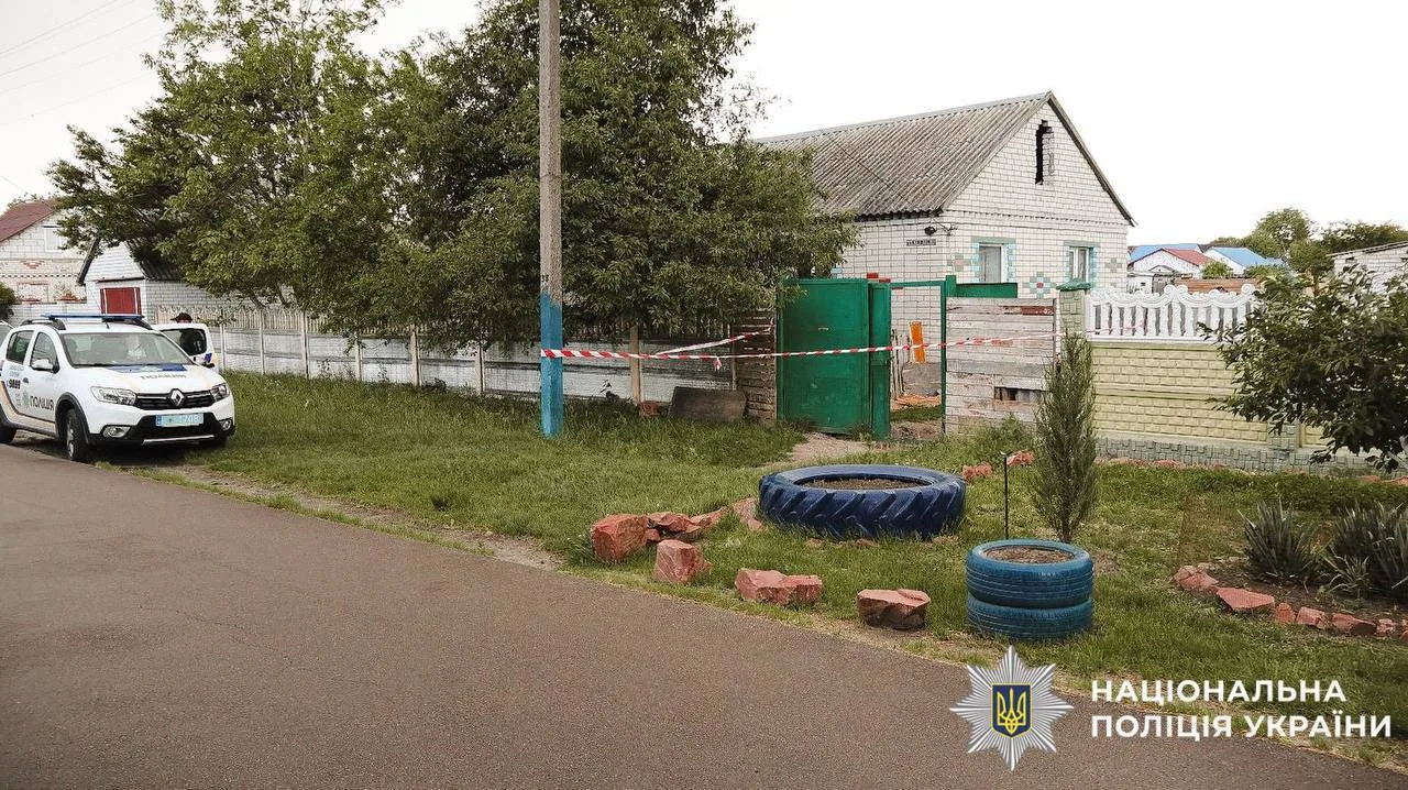 Приватний будинок з машиною поліції біля воріт
