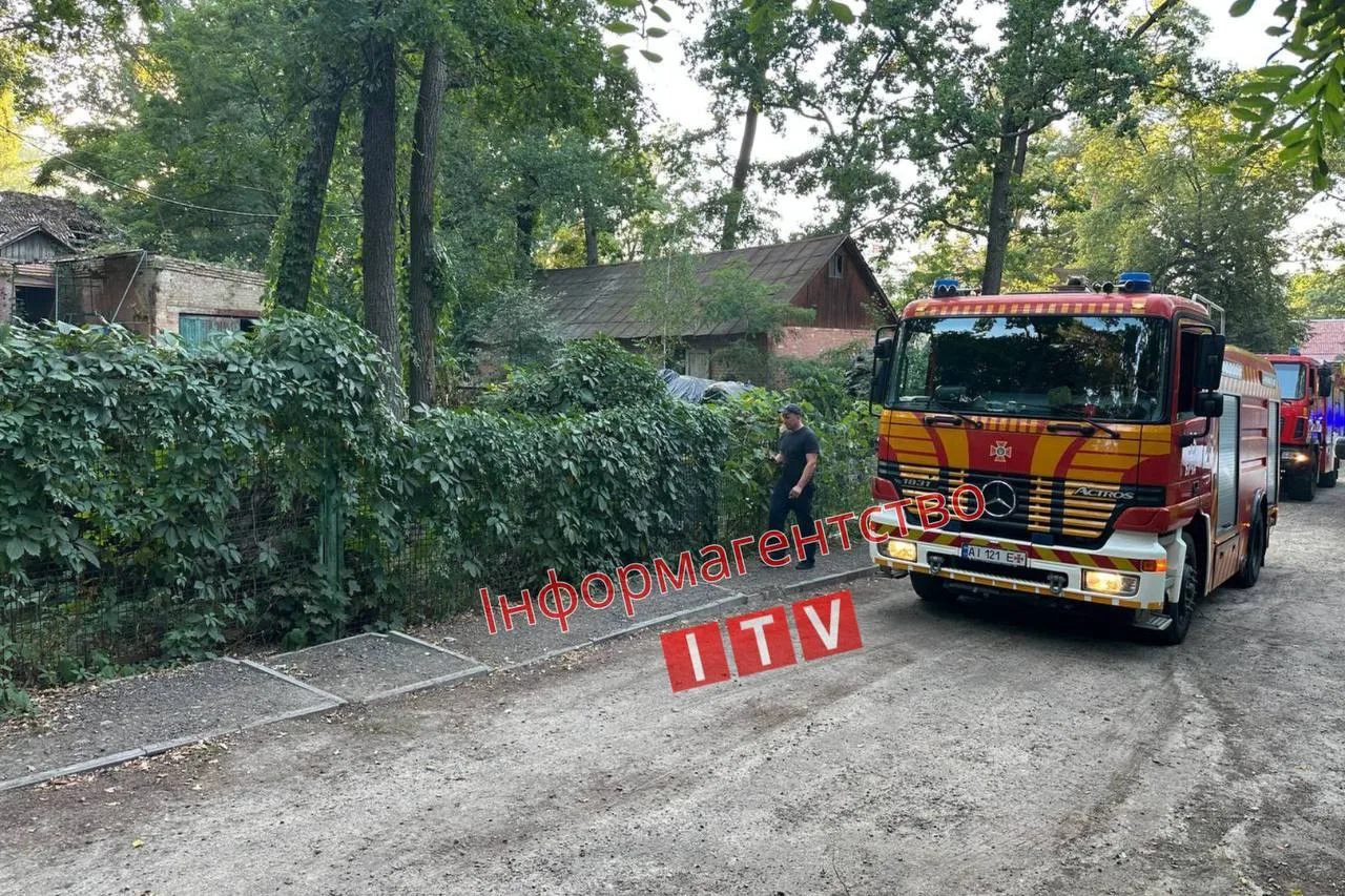 Пожежна машина на вулиці біля будівель з деревами