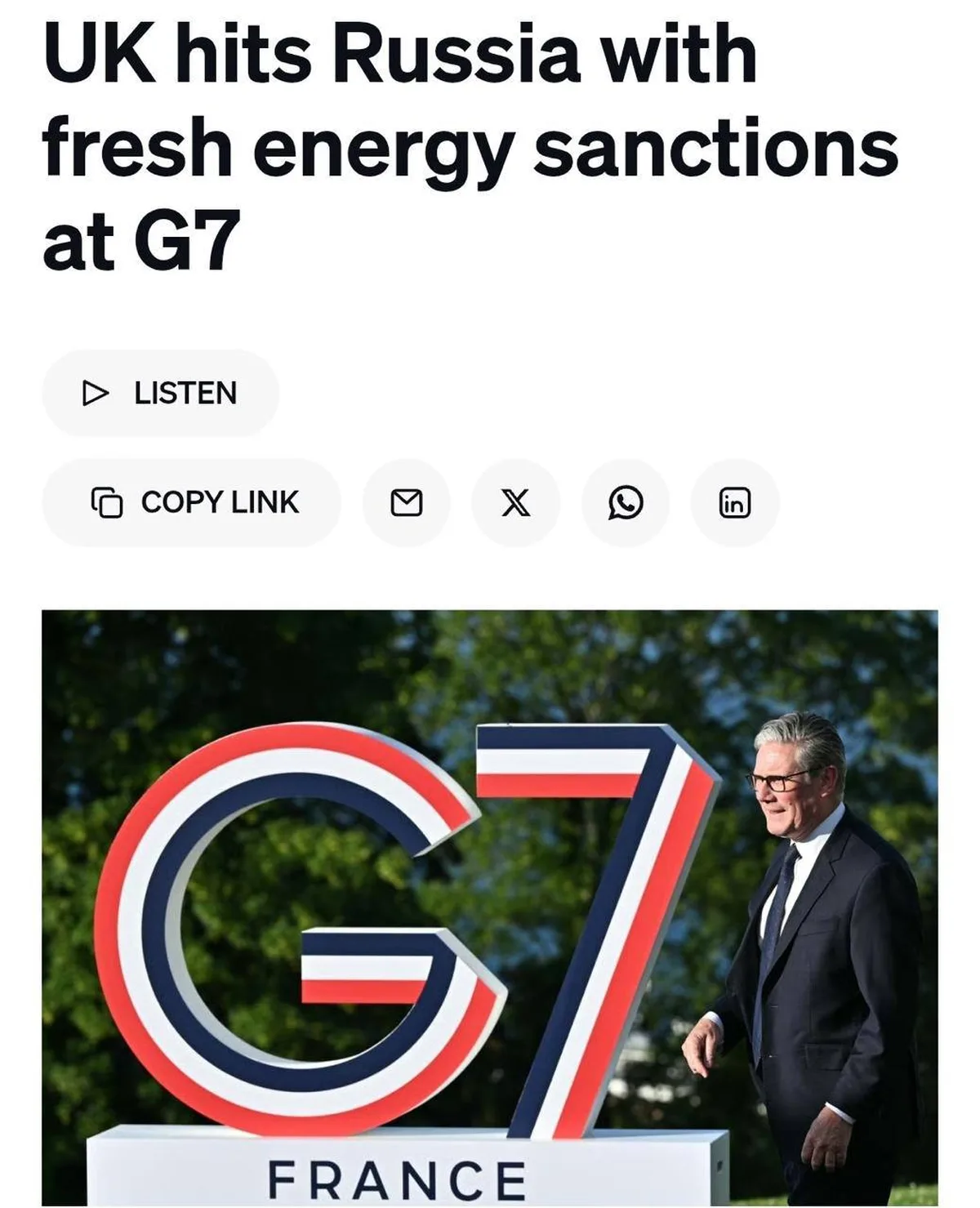 Чоловік у костюмі біля логотипу G7 у Франції
