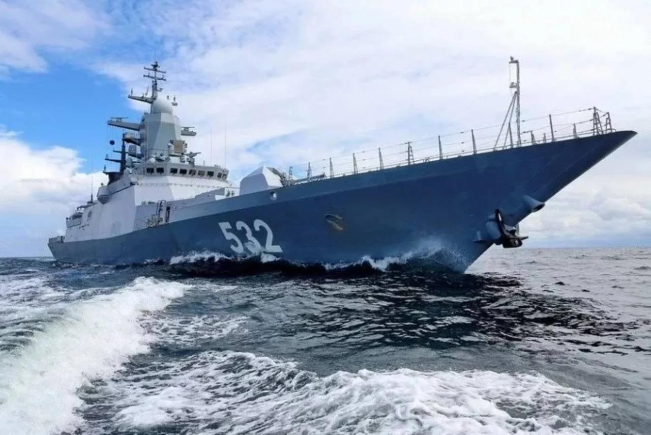 Військовий корабель на морі з хвилями