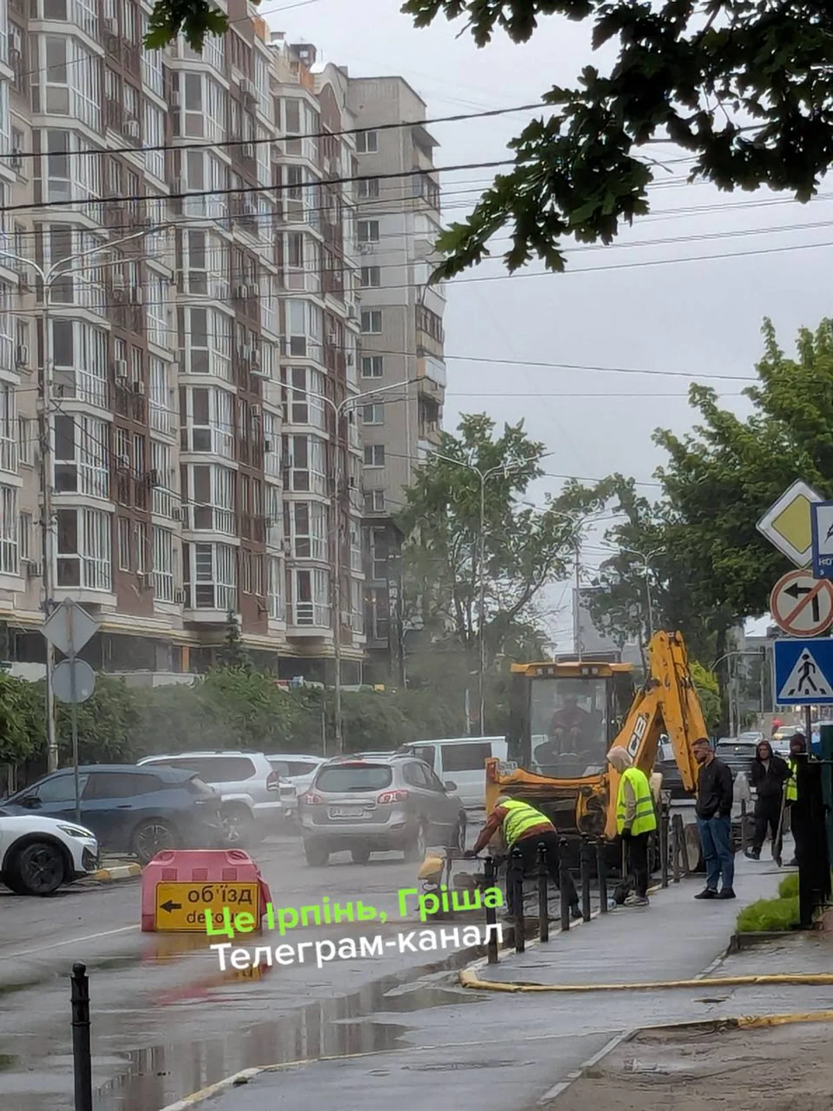 Робочі з дорожною технікою на вулиці Соборній в Ірпені