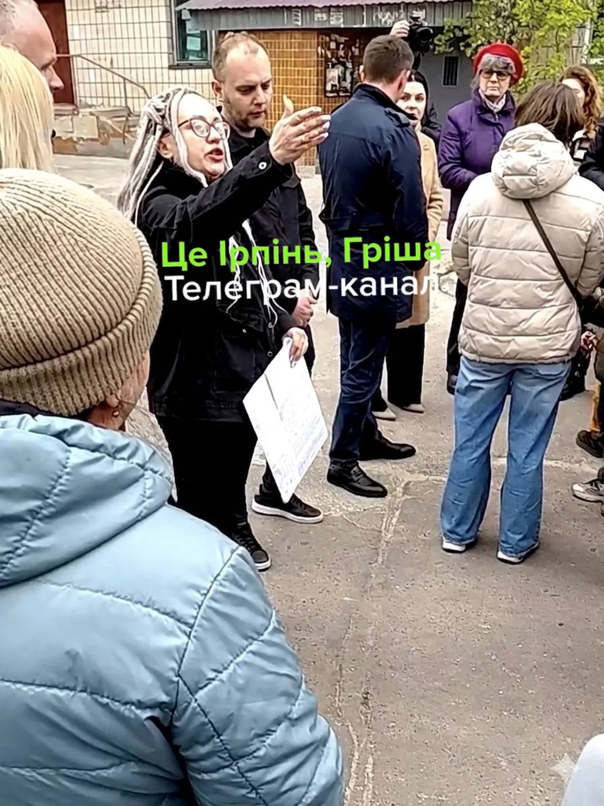 Група людей на вулиці обговорює питання будівництва