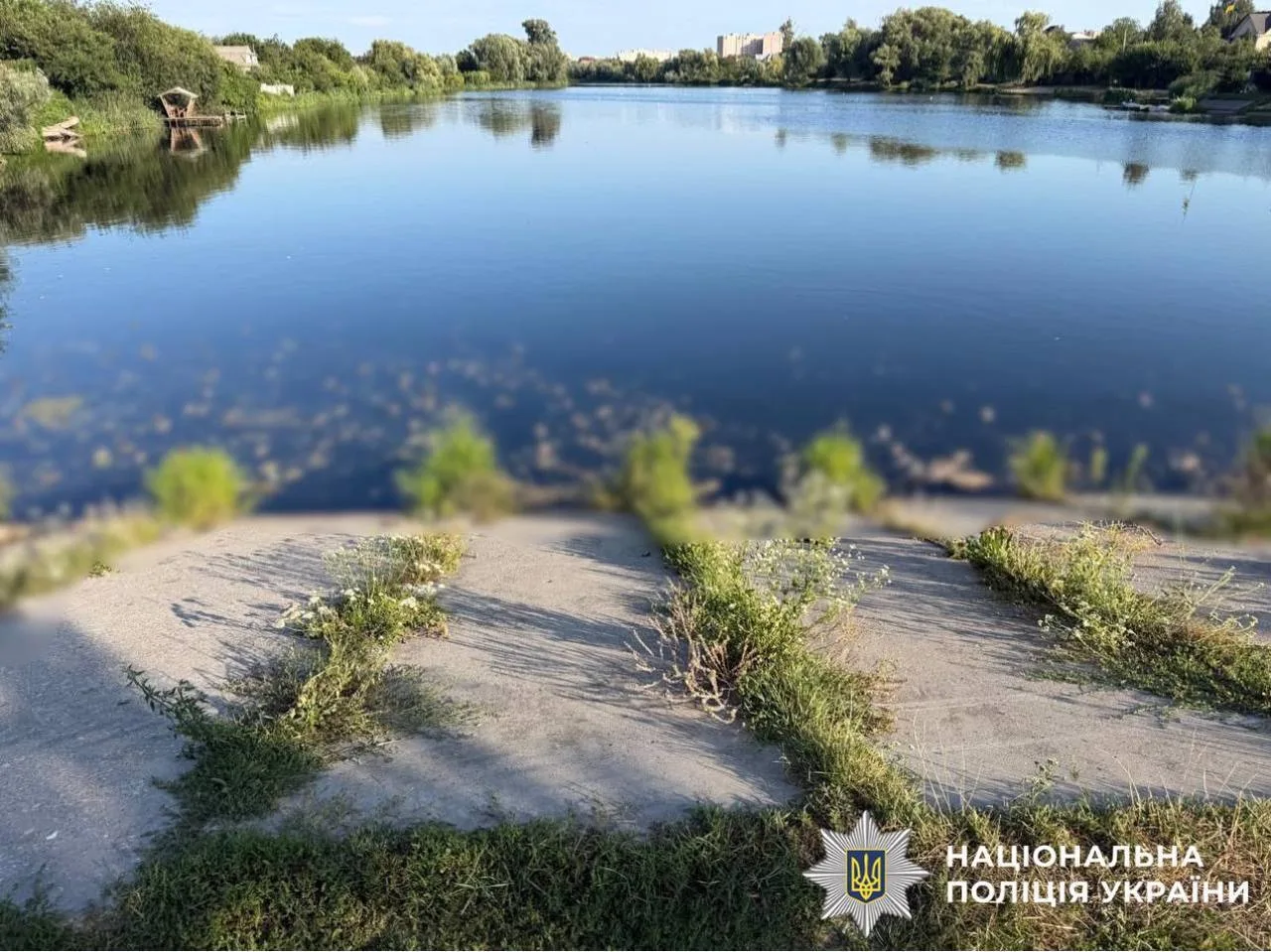 Річка з піщаним берегом та рослинністю