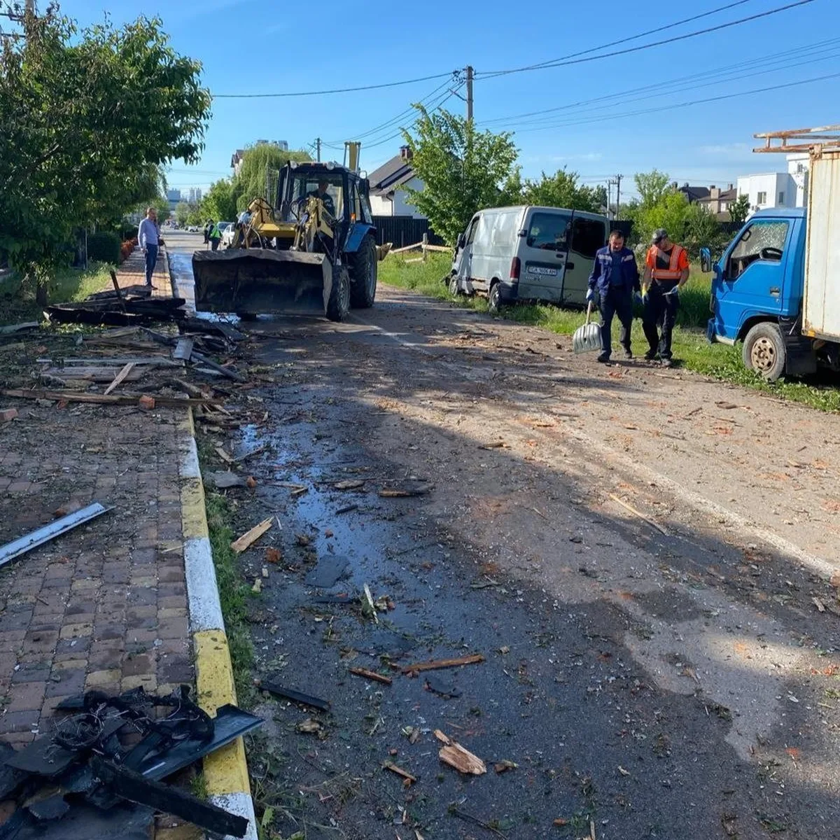 Дорога з пошкодженою поверхнею, спеціальна техніка та люди