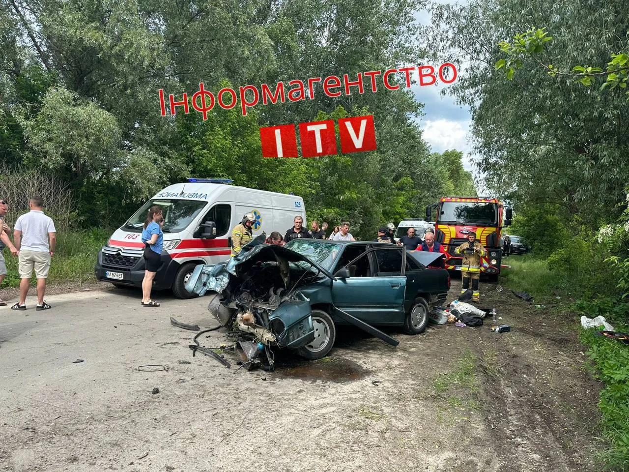 Пошкоджений автомобіль після лобового зіткнення на дорозі