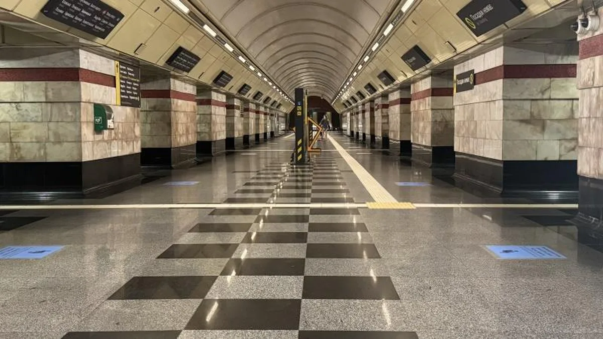 Порожня платформа станції метро з шахматним полом