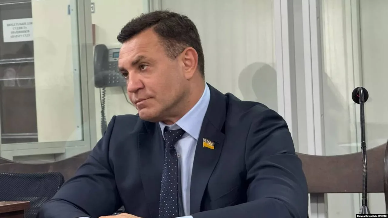Чоловік у темному костюмі на засіданні суду