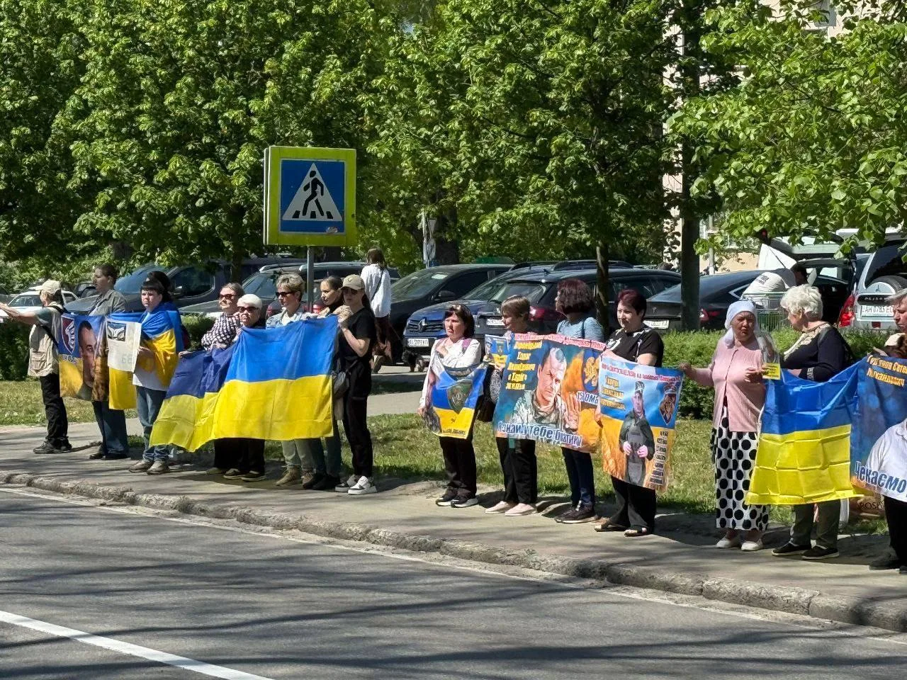 Люди з українськими прапорами на вулиці під час акції