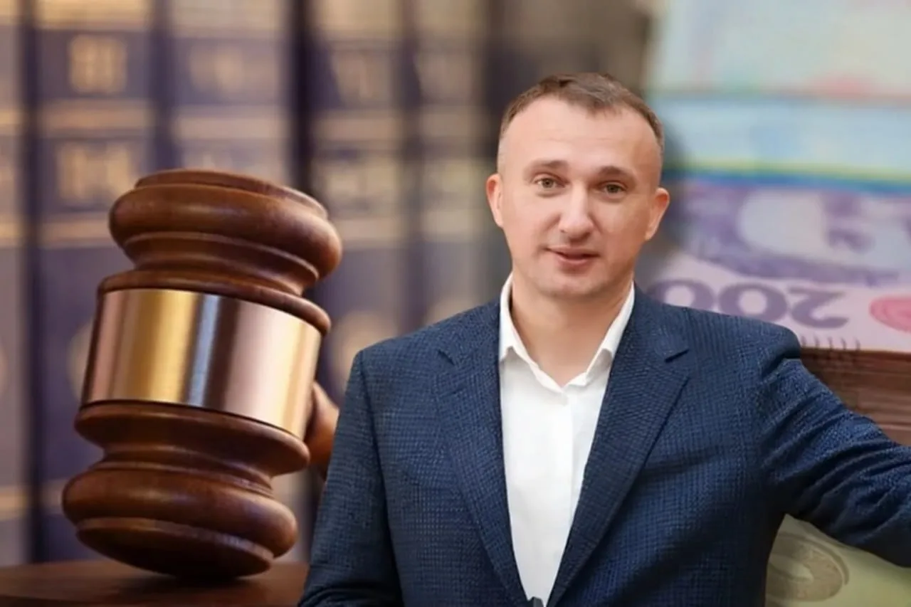Чоловік у костюмі біля молотка судді