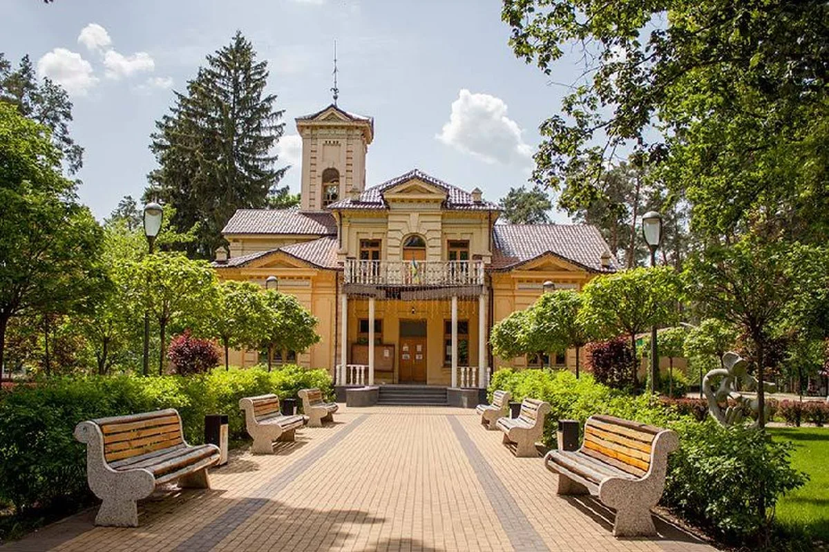 Жовта церква з дзвіницею серед зелені