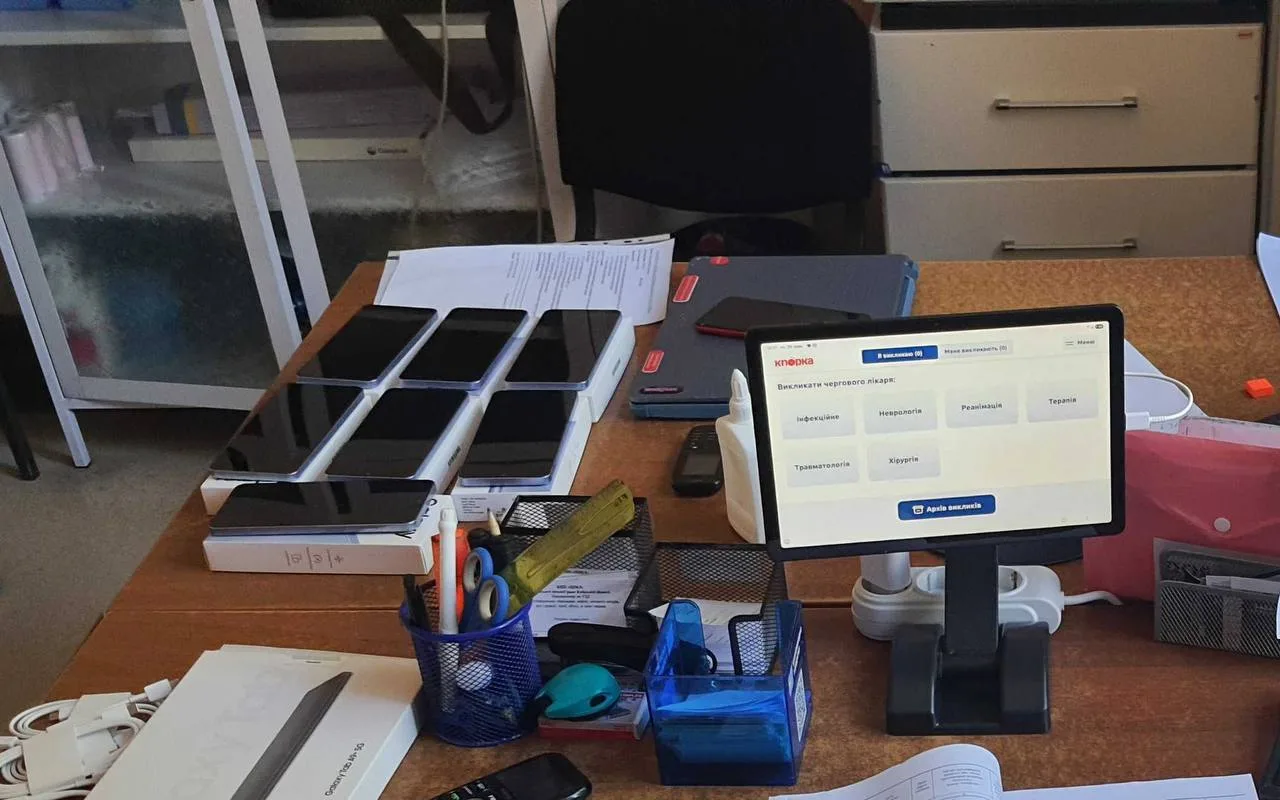 Робоче місце з монітором та медичним обладнанням на столі