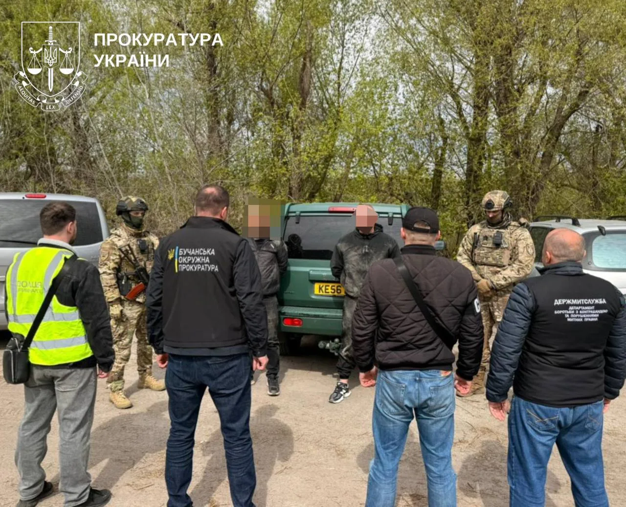 Правоохоронці та військові біля автомобіля під час операції
