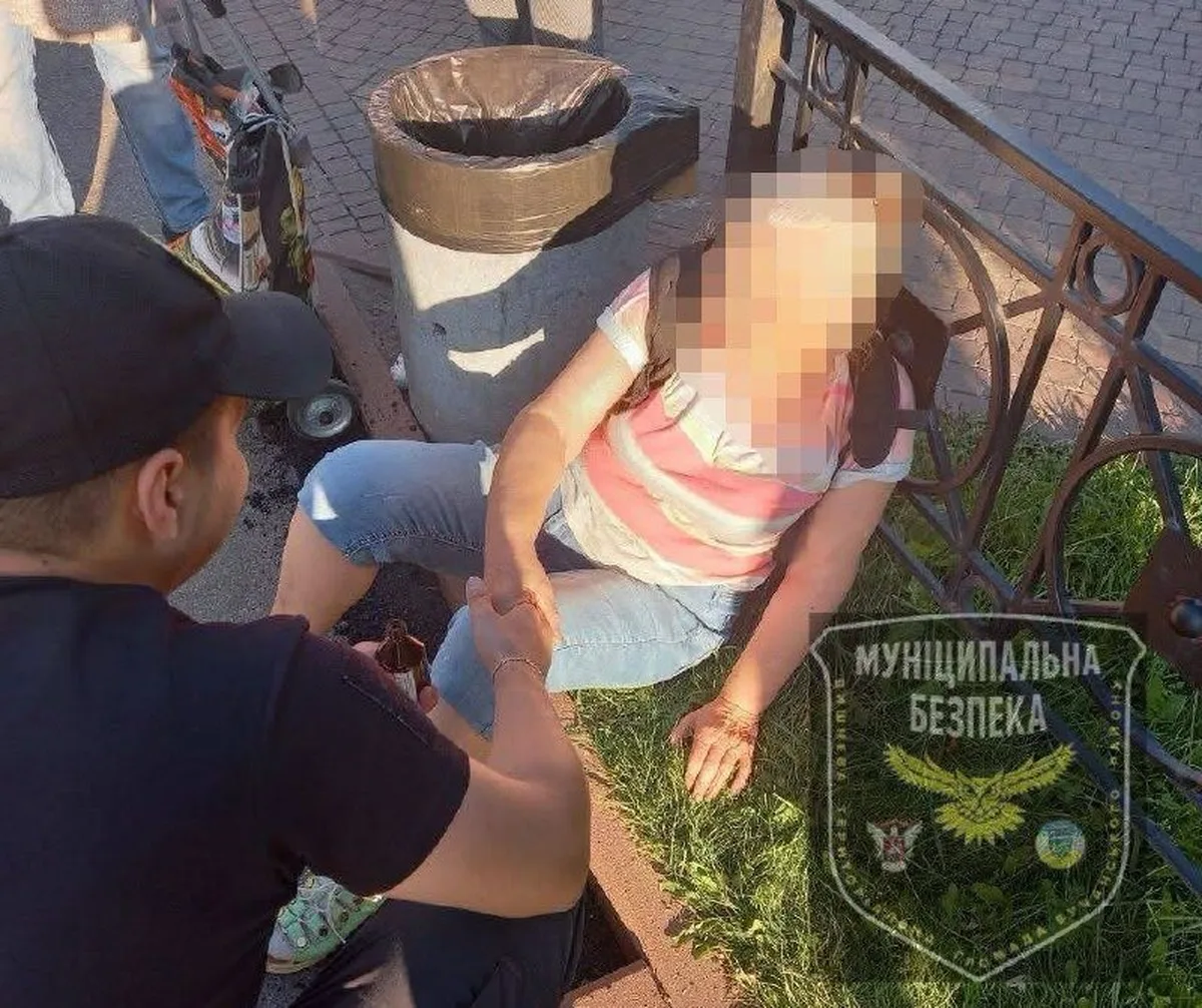 Муніципальні патрульні надають першу допомогу жінці на вулиці