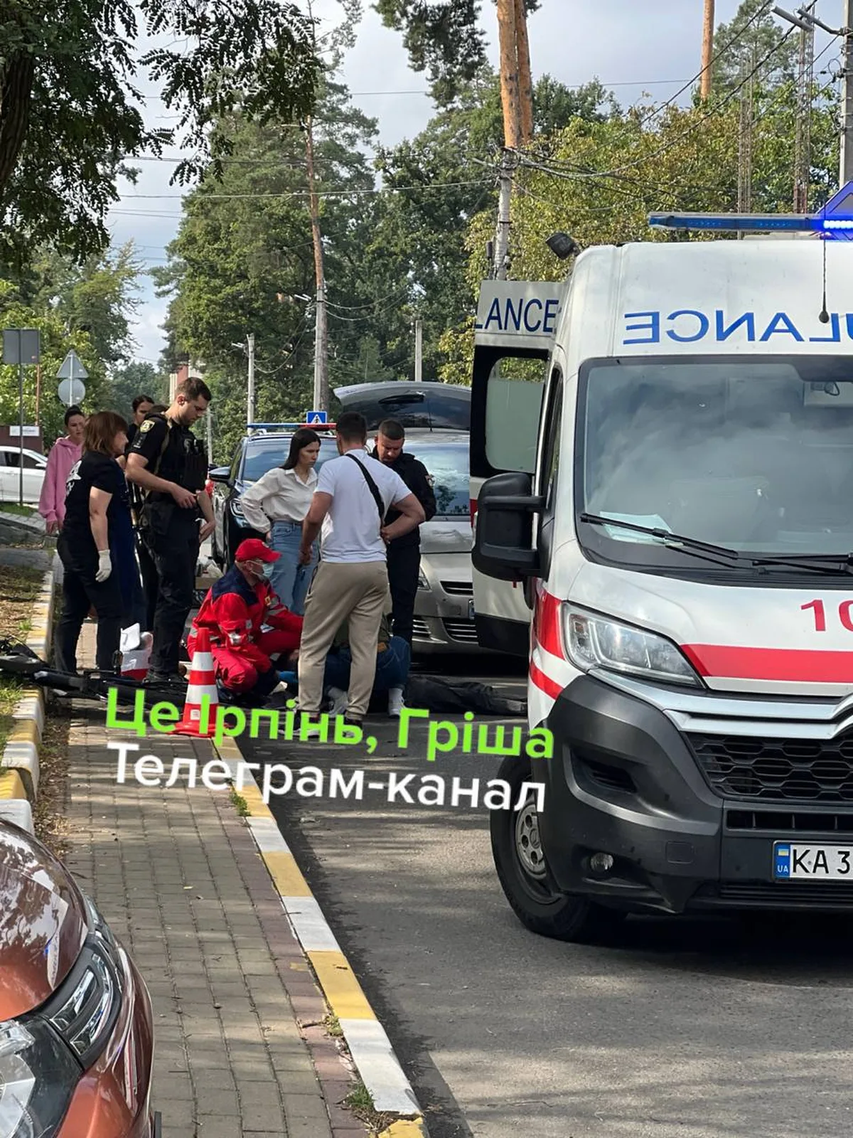 Люди біля машини швидкої допомоги на вулиці