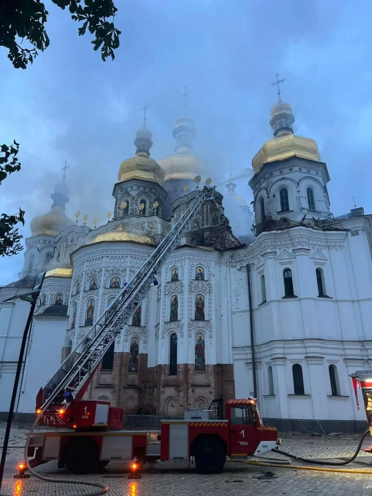 Пожежна машина біля пошкодженого Успенського собору Лаври