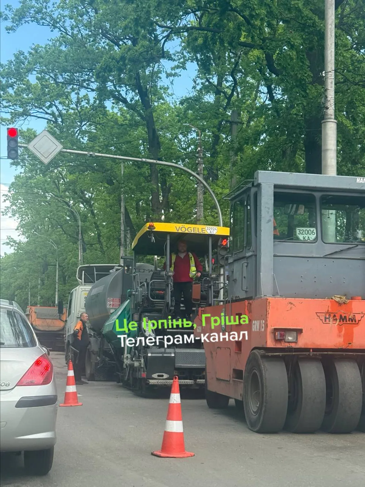 Дорожні роботи на вулиці Садовій в Ірпені, спеціальна техніка