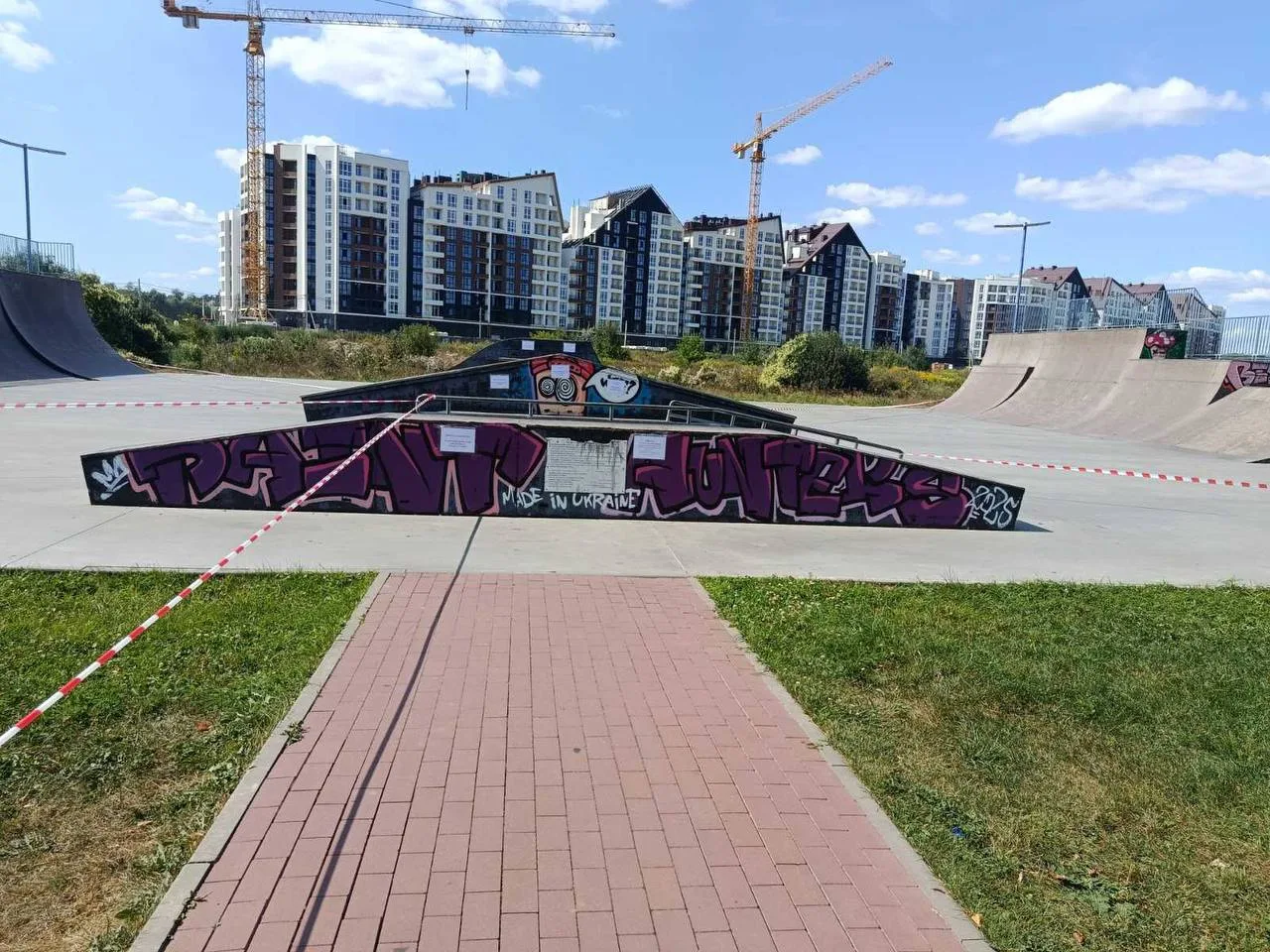 Скейт-парк з рампами та будівлями на фоні