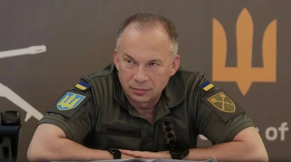 Військовий у формі за столом під час виступу