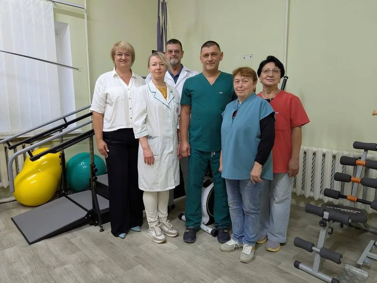 Група медичних працівників у кабінеті реабілітації з обладнанням