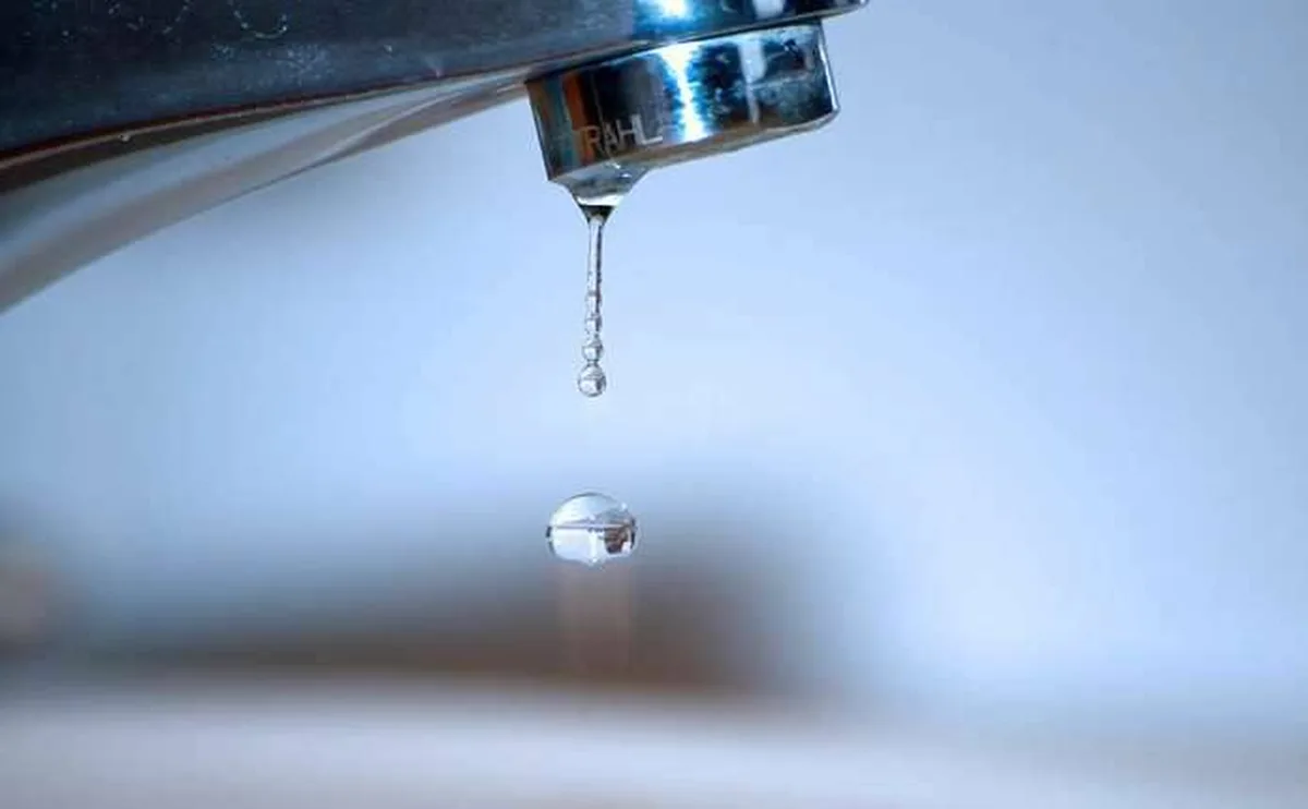 Крапля води падає з крана