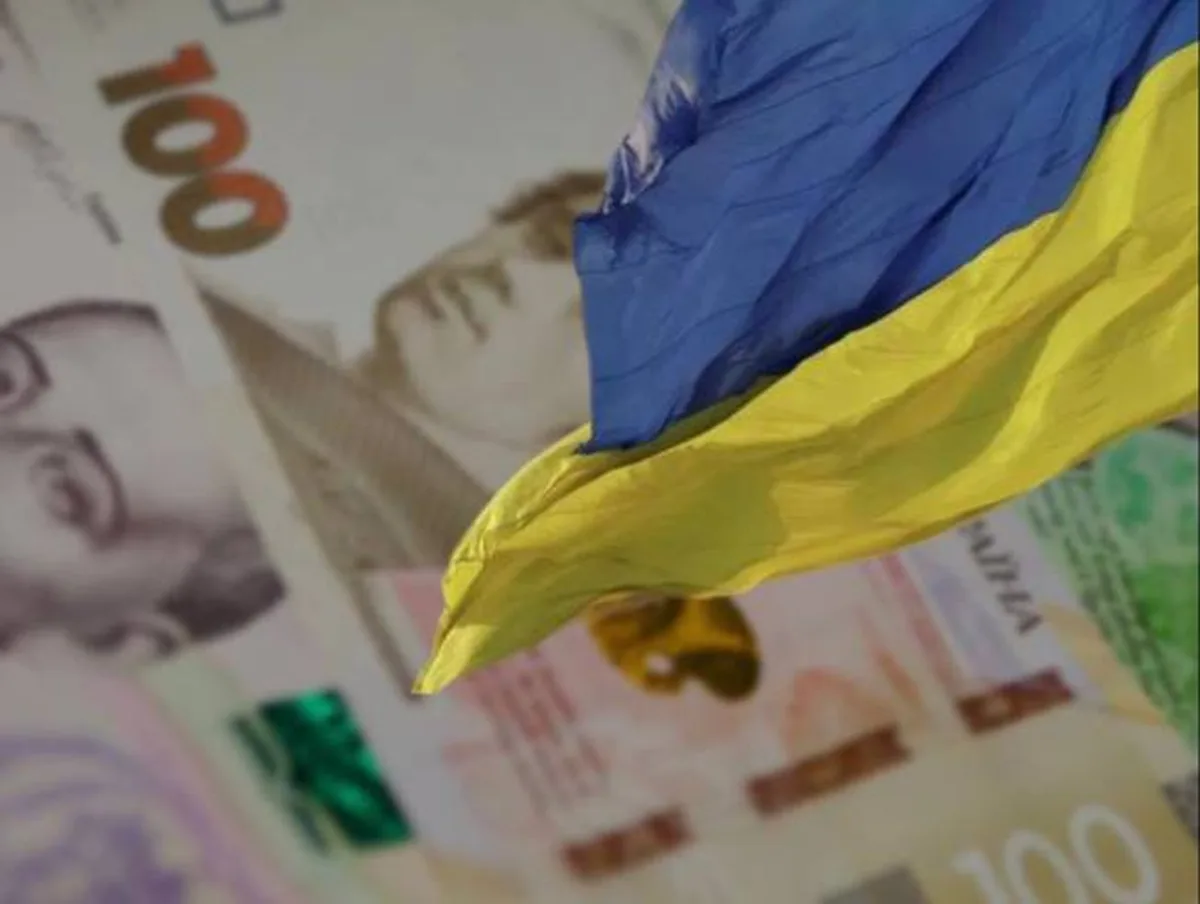 Руки в синій та жовтій рукавичках над євро банкнотами