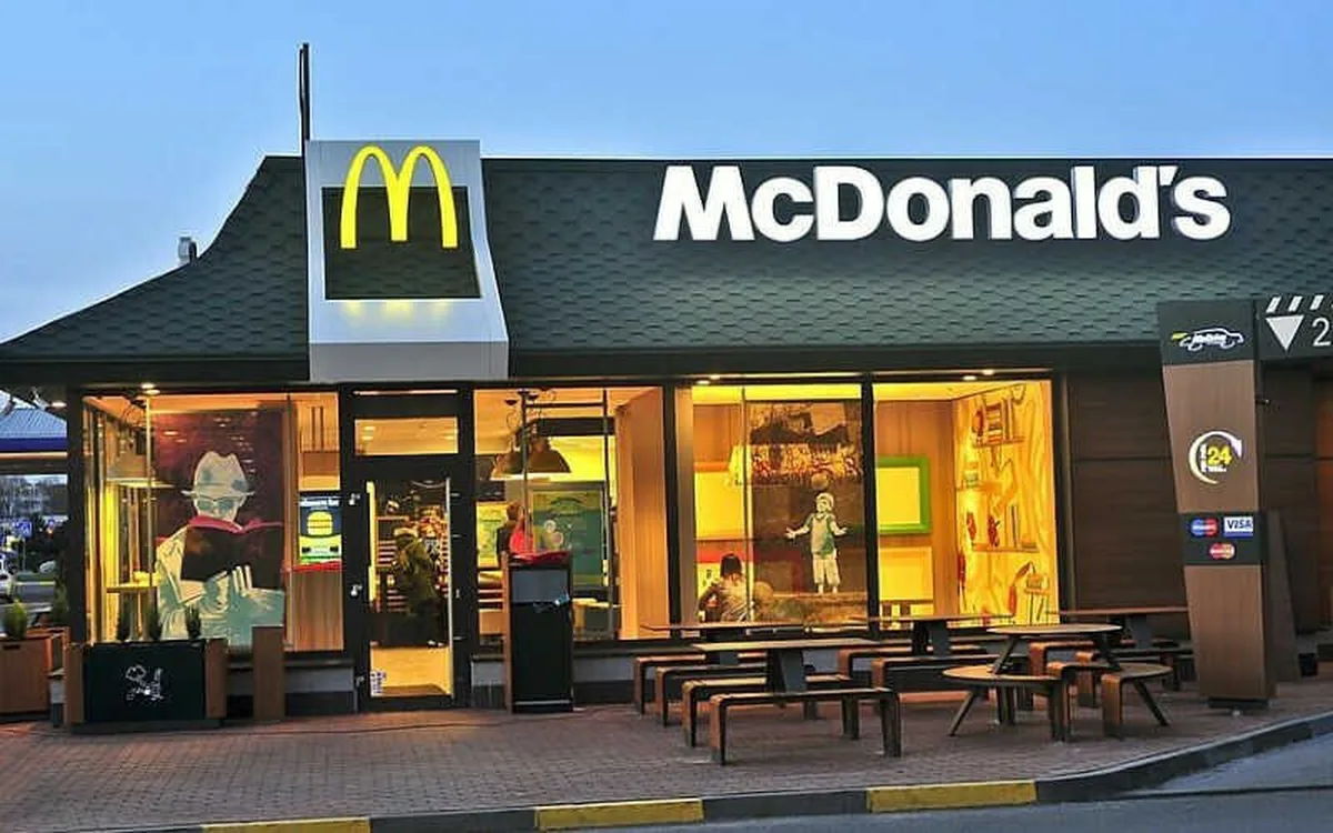 Фасад ресторану McDonald's з логотипом та вивіскою