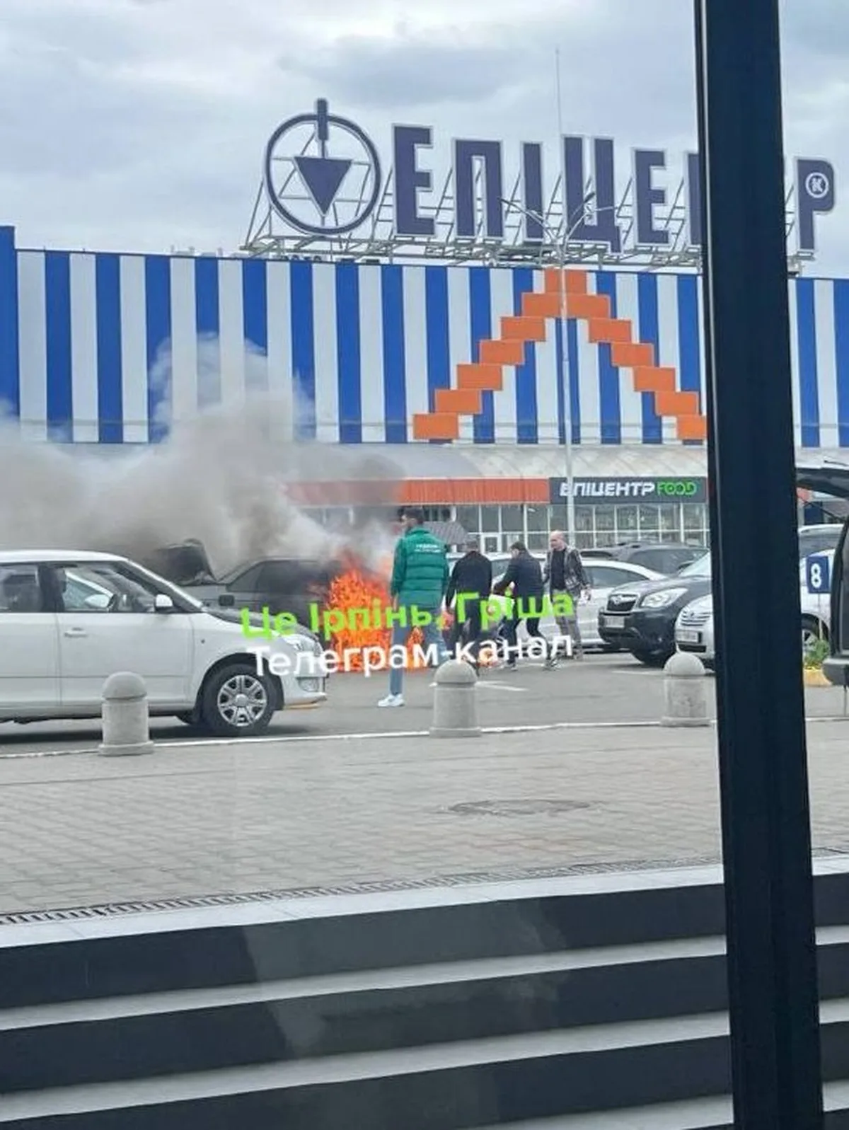 Горіння автомобіля на парковці біля торгових центрів