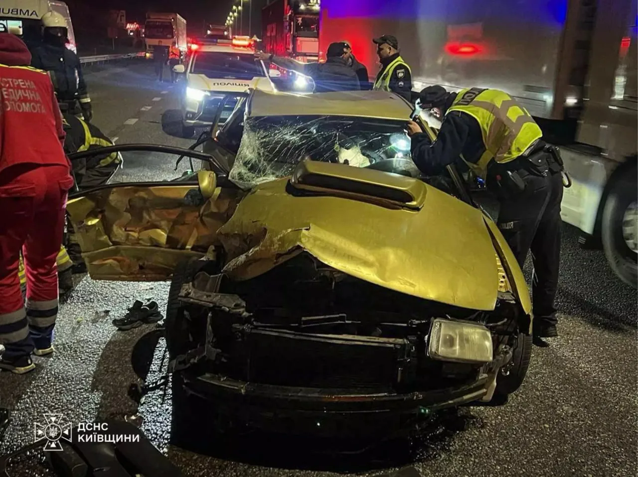 Рятувальники розбирають пошкоджений автомобіль після аварії