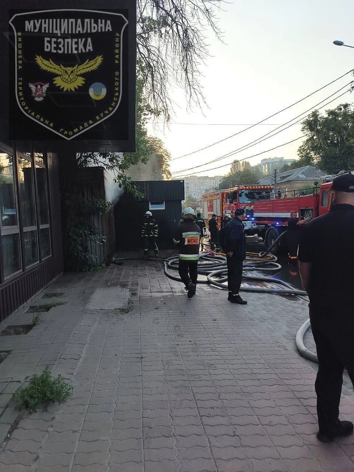 Пожежна машина біля будівлі муніципальної безпеки у Вишневому