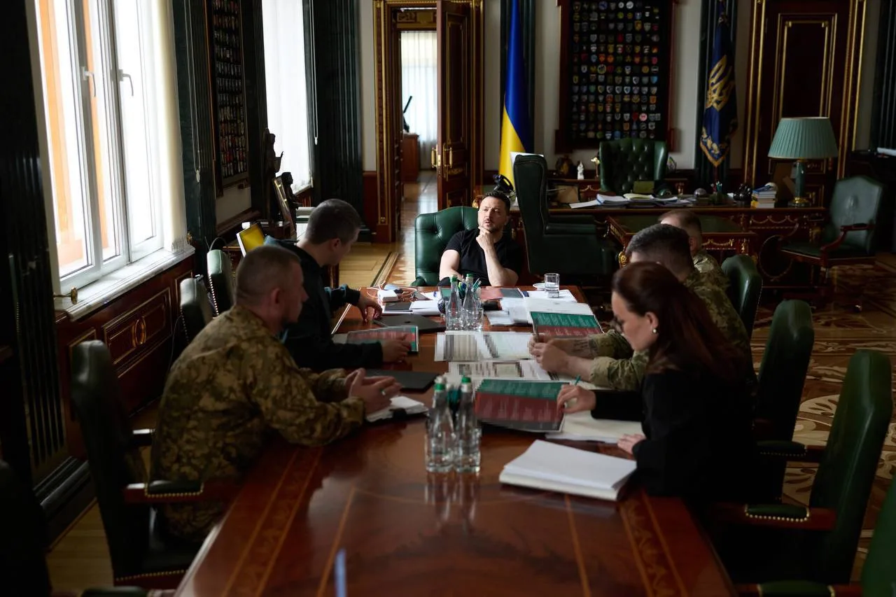 Офіційна зустріч за довгим столом у кабінеті з українським прапором