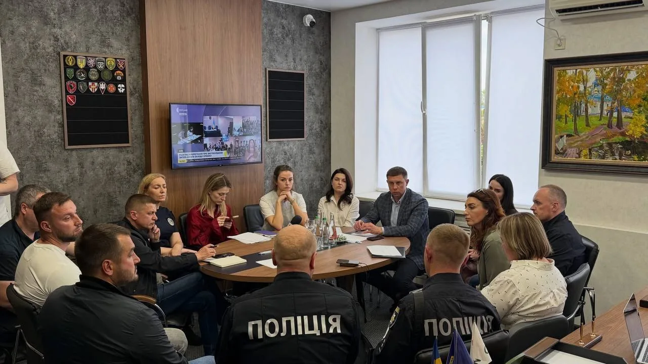 Люди сидять за столом на нараді в офісі