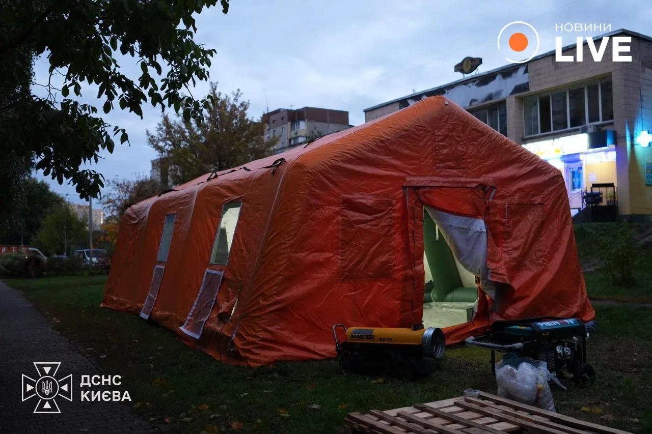 Червоний намет ДСНС для зарядки телефонів у Києві