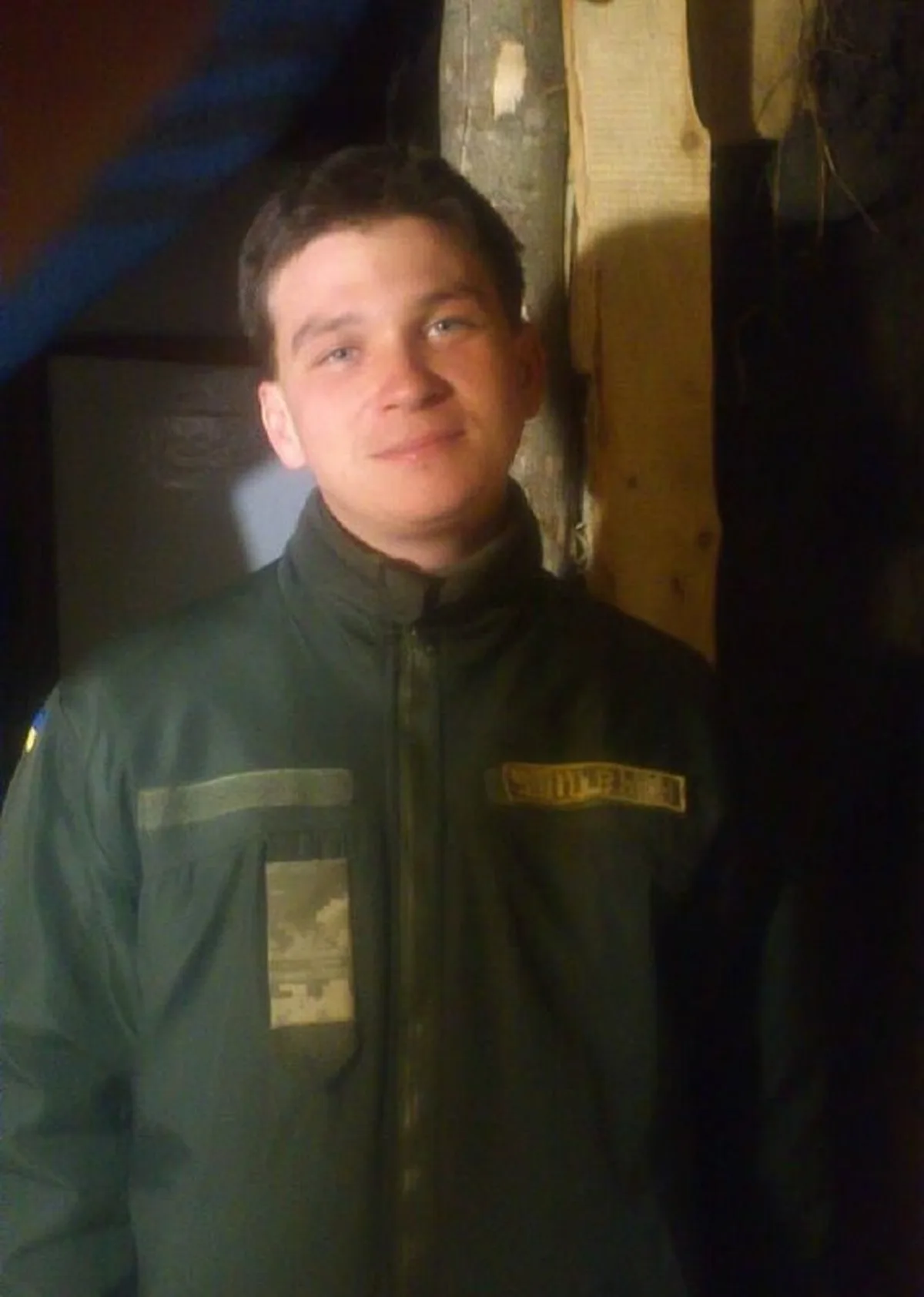 Молодий чоловік у військовій формі в приміщенні