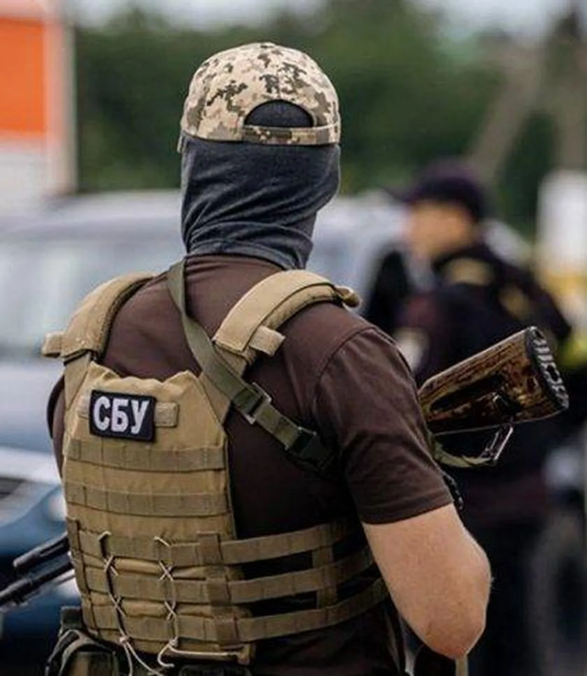 Військовослужбовець СБУ з документами під час перевірки